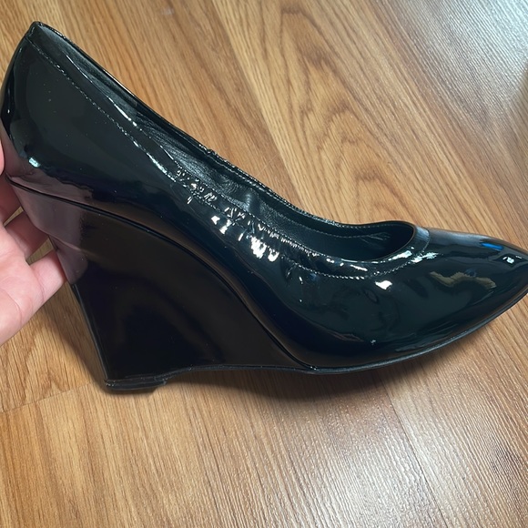 VERA WANG PATENT LEATHER WEDGE SIZE 8 - Picture 4 of 6